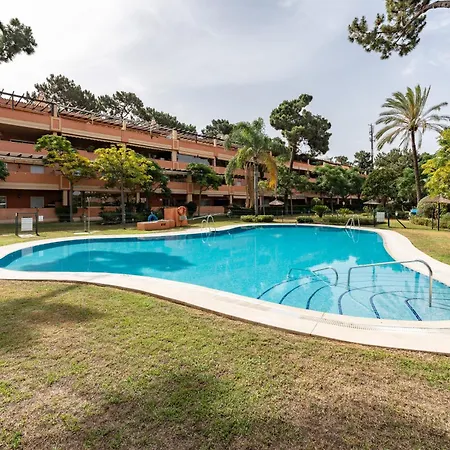 Pino Golf Garden Elviria 公寓